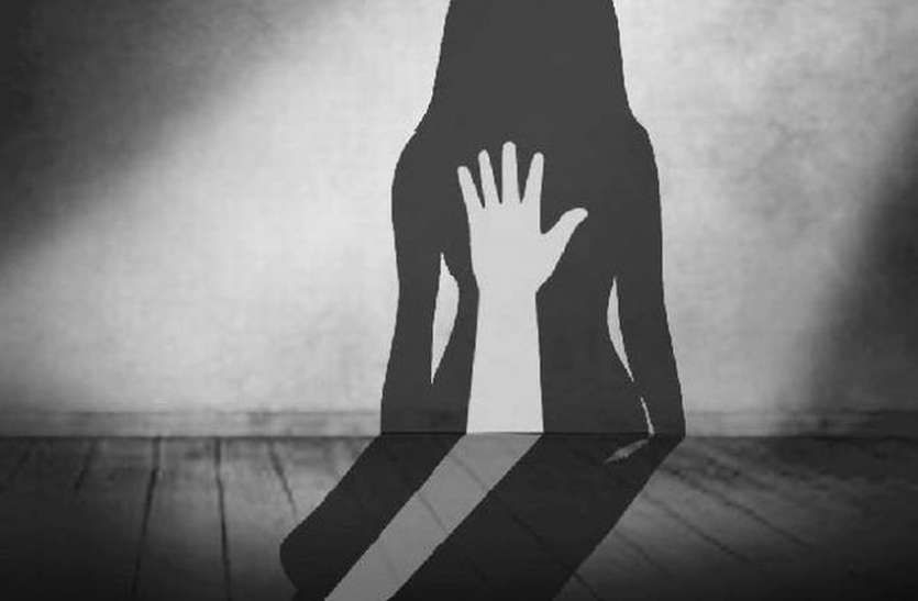 शिकायत थाने में मां-बाप ने बच्ची से छेड़छाड़ की शिकायत की तो उल्टे उन्हें डराया-धमकाया गया