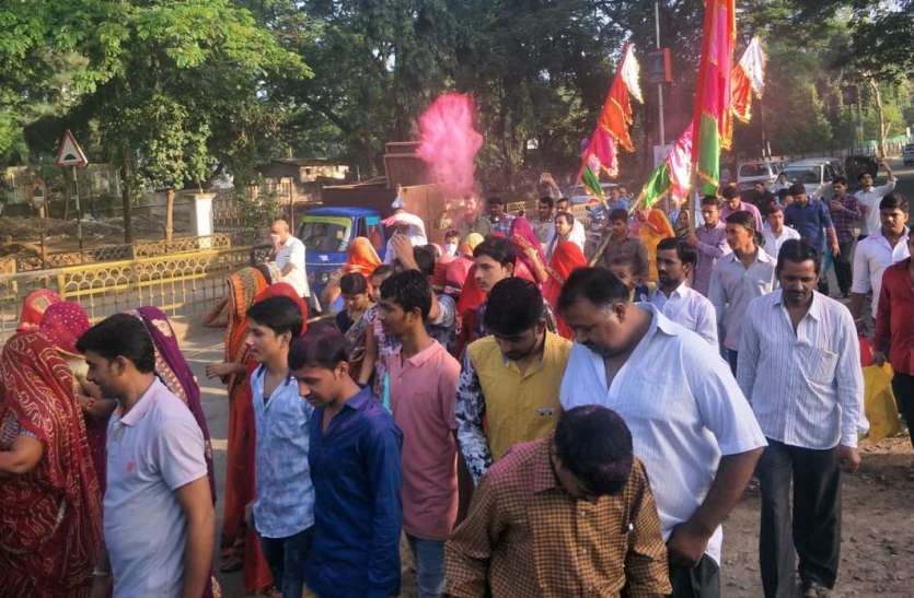 patrika बाबा की ध्वजयात्रा निकाली, लगाए जयकारे