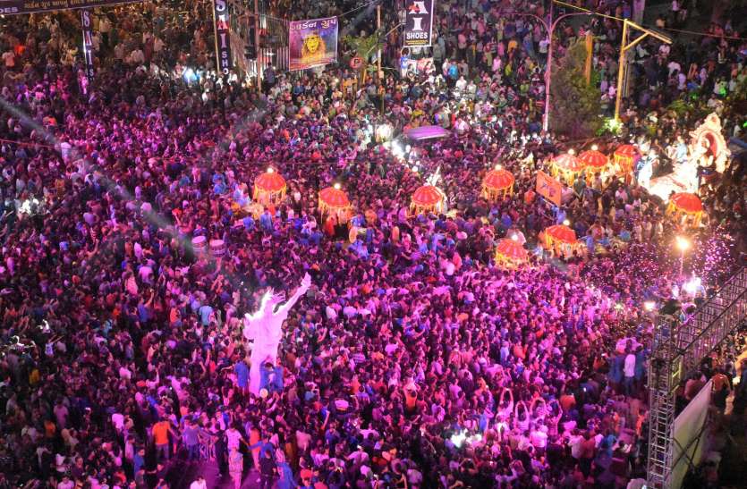 surat GANESH MAHOTSAV : अब शोभायात्रा की भव्यता की होड़