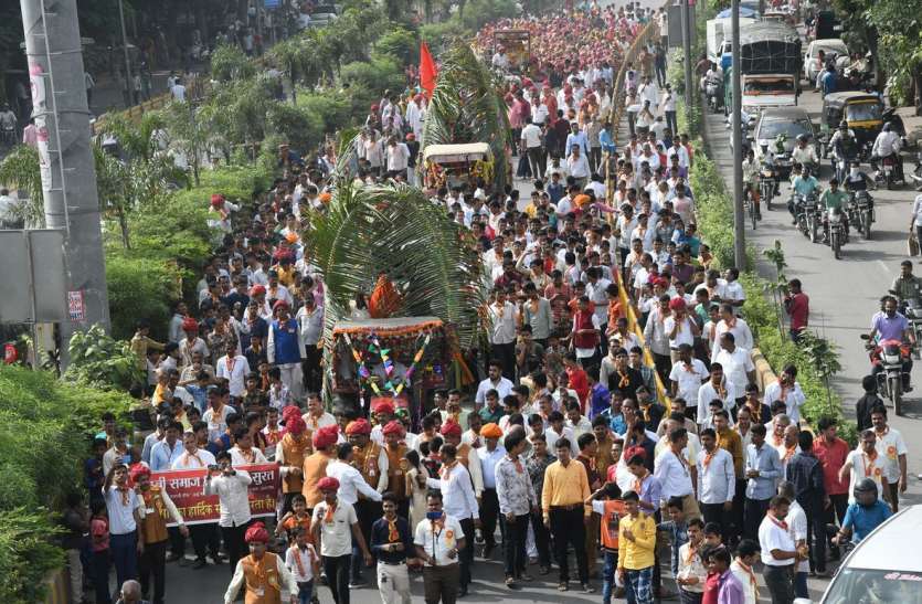 patrika शोभायात्रा में सजे साफे और खेले गेर