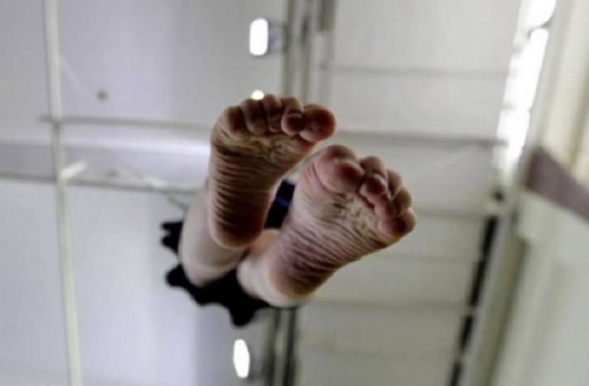Suicide मराठा आरक्षण के लिए 17 साल की छात्रा ने लगाई फांसी, सुसाइड नोट में लिखीं कई दर्दनाक बातें