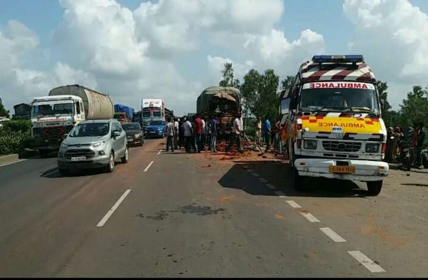 surat photo ट्रैक्टर और टैम्पो में भिड़ंत, दो की मौत