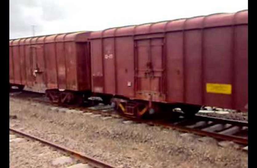 train run by electric engine आधी रात इलेक्ट्रिक इंजन से दौड़ी पहली मालगाड़ी