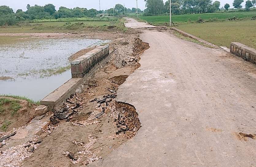 रपट पर बहे युवक का शव मिला ,ट्रेन यात्रियों से चोरी का खुलासा रपट पर बहे युवक का शव मिला ,ट्रेन यात्रियों से चोरी का खुलासा