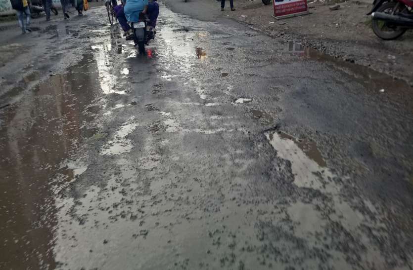 patrika भारी बारिश ने उधेड़ दी सडक़ें
