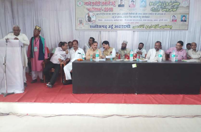 mugeli शाला प्रभारियों को बांटी गई पुस्तकें