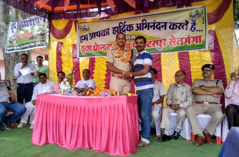 mungeli विद्यालय परिसर में लगाए गए पौधे