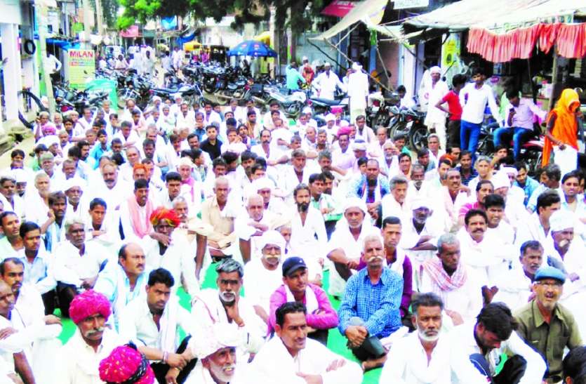 मौजूद लोग। धरना दिया तो पुलिस ने हटाया
