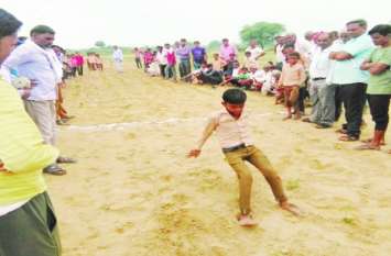 लंबी कूद करता छात्र लंबी कूद करता छात्र