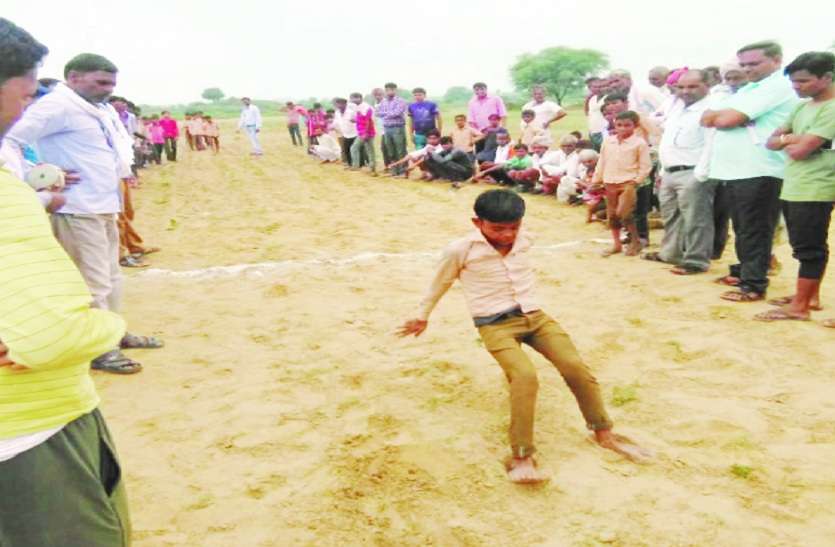 लंबी कूद करता छात्र दो दिवसीय क्षेत्रीय क्रीड़ा प्रतियोगिता का समापन