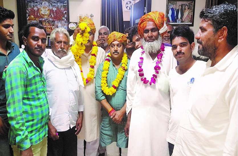 करते पचीपल्या गांव के लोग। पचीपल्या ग्रामीणों की राह होगी आसान