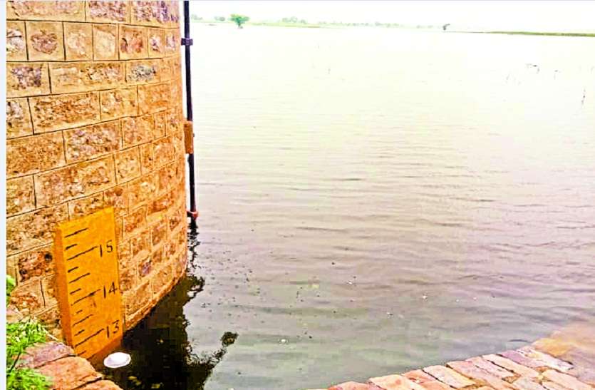 13 फीट पानी। लाइफ लाइन का आधा पैमाना