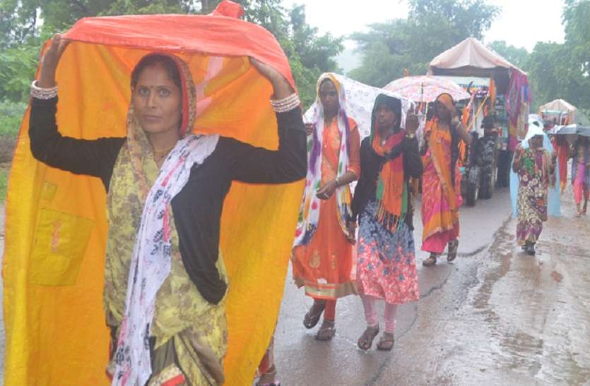 करती पदयात्री महिलाएं। दिनभर लगी बारिश की झड़ी