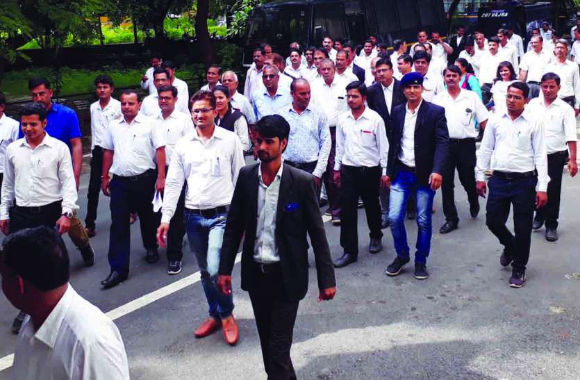 Rajsamand,Rajsamand news,Rajsamand Hindi news,Rajsamand local news,Rajsamand police,rajsamand latest hindi news rajsamand,Latest News rajsamand,Latest hindi news rajsamand, पूर्व बार अध्यक्ष से मारपीट पर वकीलों ने किया बहिष्कार, पार्षद रोहित पंचोली गिरफ्तार