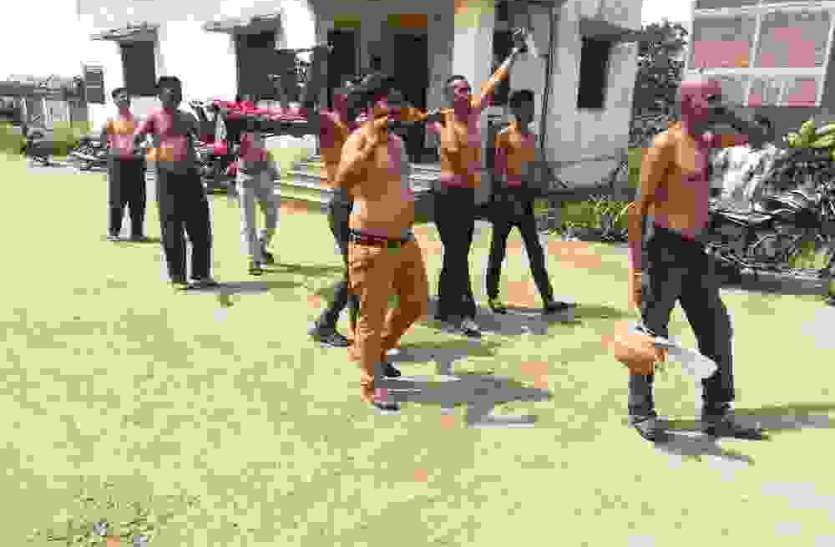 pratapgarh मांगो को लेकर अद्र्धनग्न होकर किया प्रदर्शन, कराया मुंडन