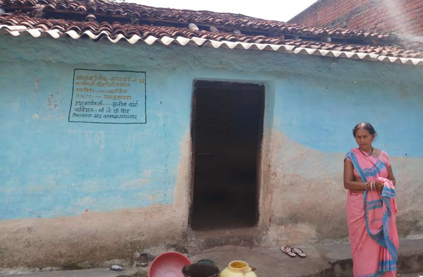 Water is dripping from the roof of buildings in the rainy season बारिश के मौसम में भवनों की छत से टपकता है पानी