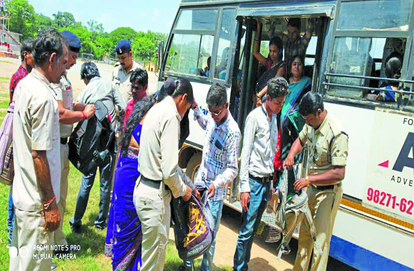 robbery महिला का जेवरों से भरा पर्स ऐसे हुआ पार, जानें फिर क्या हुआ