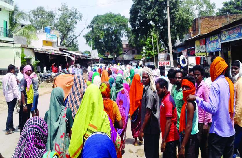 बड़ी संख्या में पहुंचे ग्रामीणों ने थाने का घेराव करते हुए समुचित कर्रवाई की मांग की शराबियों से त्रस्त होकर ग्रामीणों ने कर दिया थाने का घेराव, शिकायत में कही ये बात