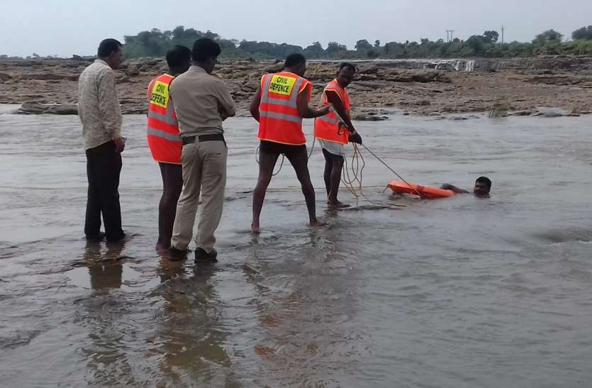 Rescue operation continues Young man in water Swimmer युवक के डूबने के बाद जारी है रेस्क्यू ऑपरेशन, शव की तलाश में गोताखोर