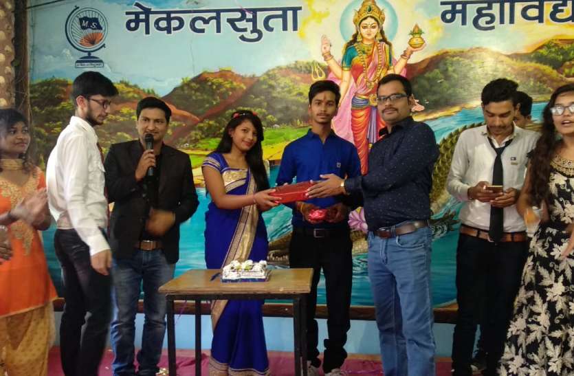 Senior college students welcomed newly-admitted महाविद्यालय के वरिष्ठ छात्रों ने नव-प्रवेशितों का किया स्वागत