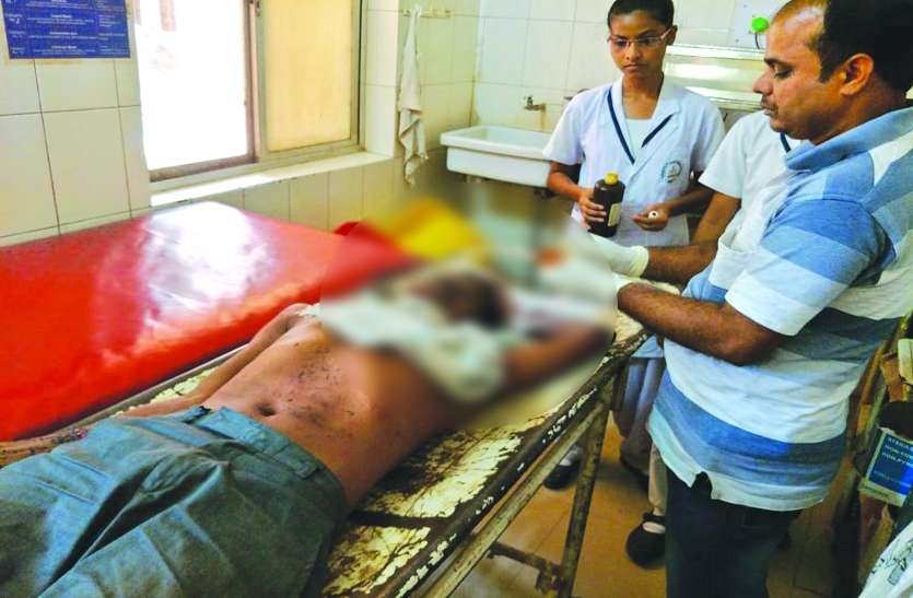patrika मोबाइल के लिए पत्नी ने जहर खाकर दे दी जान, पति ने काट लिया हाथ की नस, फिर हुआ ये सब...