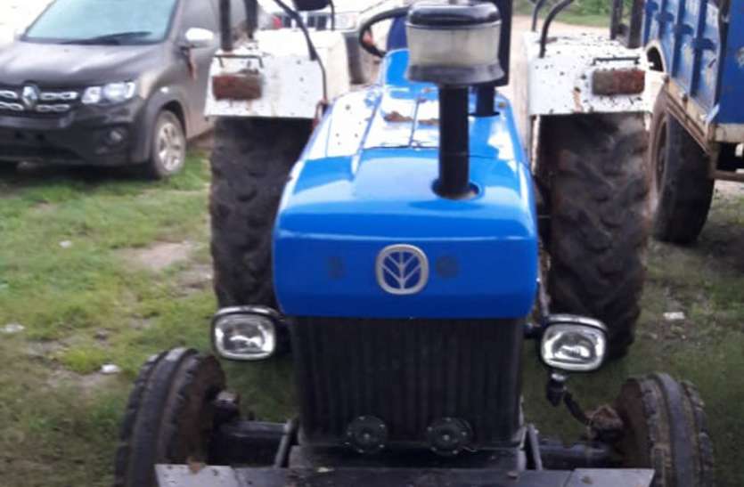 Tractor police station without trolley बिना ट्राली के ट्रैक्टर थाने पहुंचाया