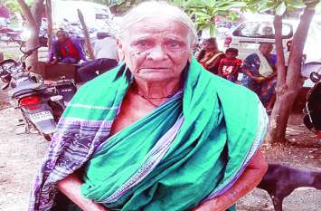 अब यह वृद्धा अपने हक के लिए एसडीएम के यहां चीख रही अब यह वृद्धा अपने हक के लिए एसडीएम के यहां चीख रही