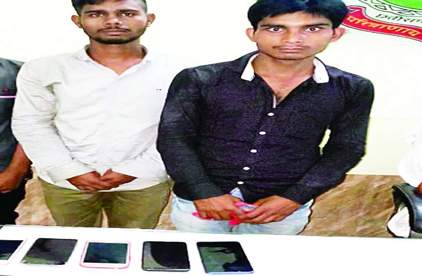 पुलिस आरोपियों के खिलाफ जुर्म दर्ज कर मामले की जांच में जुट गई अकलतरा से रायगढ़ आकर इतवारी बाजार में करते थे मोबाइल चोरी
