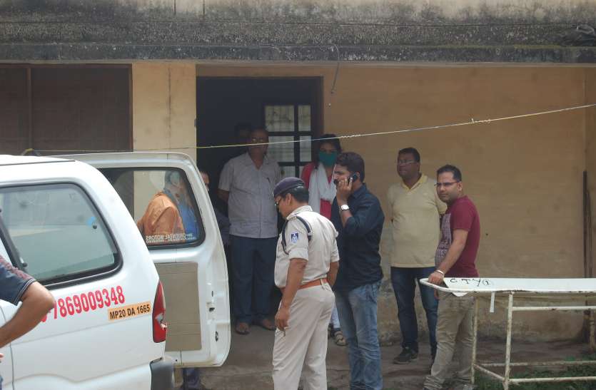 Doctors post mortem in presence of judge पुलिस अभिरक्षा में युवक की मौत, करेली थाना प्रभारी सहित 5 सस्पेंड