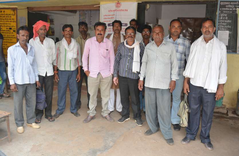 Registration issue for crop sale at support price, now the operator also went on strike सर्वर डाउन होने से बमुश्किल हो पा रहे 4-5 किसानों के पंजीयन