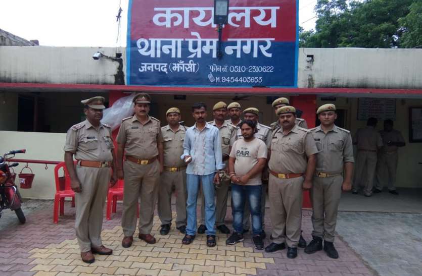 police arrest 2 accused of murder case in jhansi भाई को ढूंढते पहुंचा कबाड़ी के घर, अंदर से आई गोली चलने की आवाज और दरवाजा खुला तो उड़ गए होश