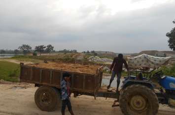 Illegal excavation of the sand from the bank of Son river and the sand from the Khammodh Ghat, the mineral department and the police made mute spectator Illegal excavation of the sand from the bank of Son river and the sand from the Khammodh Ghat, the mineral department and the police made mute spectator