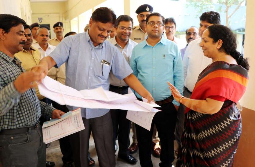 Inspecting done by the collector and SP of potential counting places, arrangements should be considered. संभावित मतगणना स्थलों का कलेक्टर और एसपी ने किया गया निरीक्षण, व्यवस्थाओं का लिया जायजा