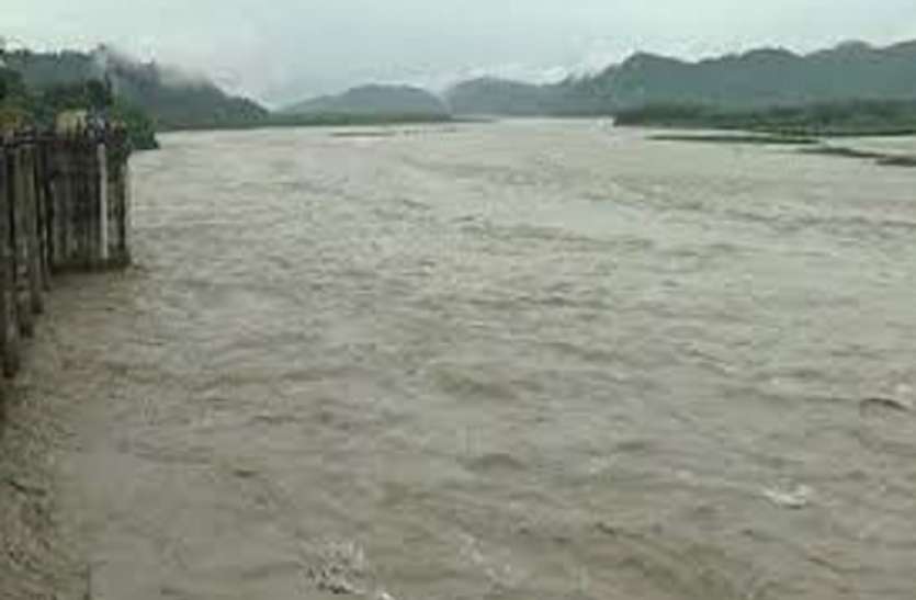 yamuna यमुना का जलस्तर गिरा लेकिन फिर भी इन गांवों में काम नही हुई मुसीबत