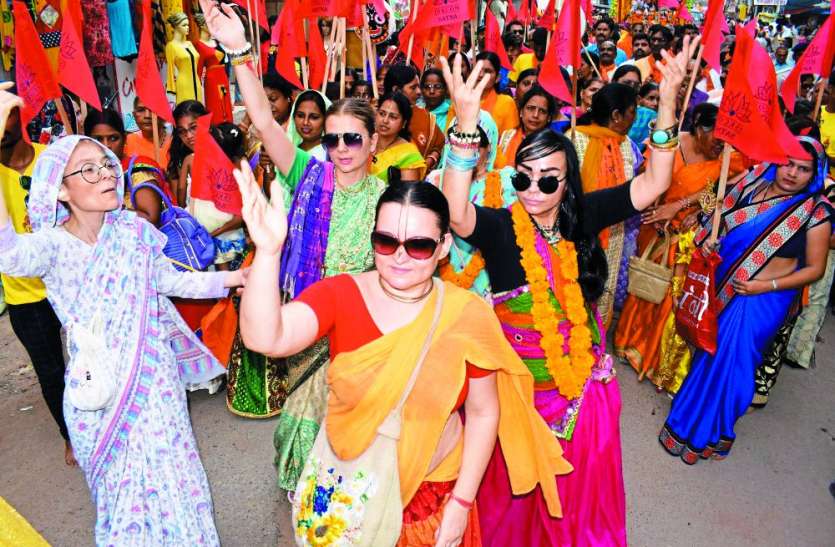jagannath rath yatra: jagannathh yatra news pictures Image in satna जगन्नाथ रथयात्रा: बलराम-सुभद्रा के साथ शहर भ्रमण को निकले पालनहार, शोभायात्रा में विदेशी भक्त जमकर थिरके