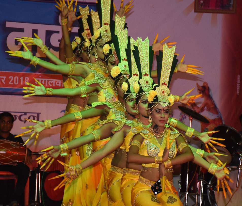 Star performer Moondas with viewers also spins Star performer Moondas with viewers also spins