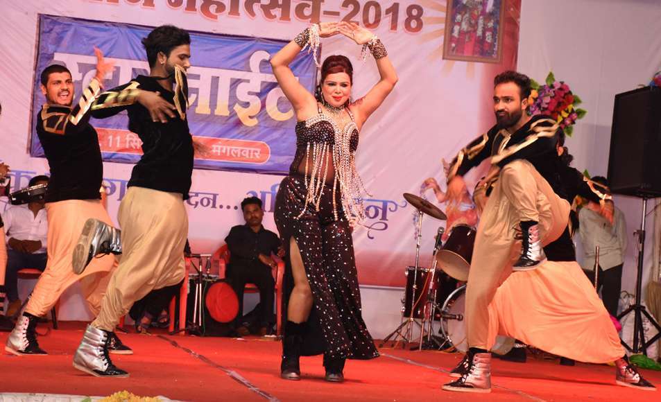 Star performer Moondas with viewers also spins Star performer Moondas with viewers also spins