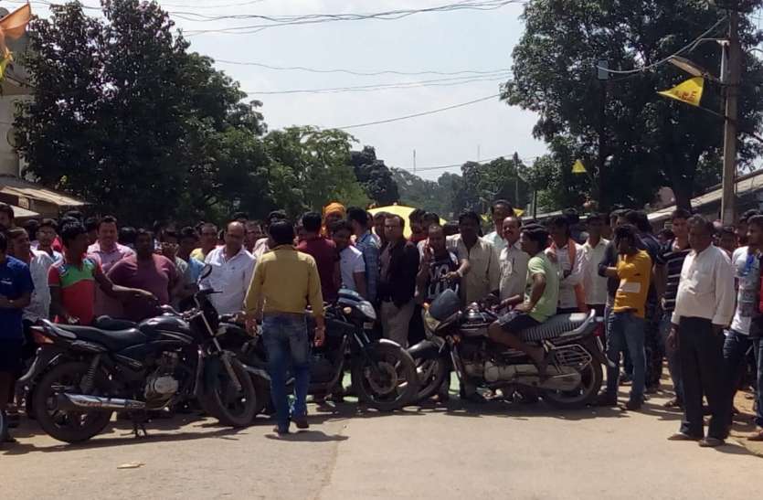 balaghat अज्ञात नकाबपोश ने दुकानदार से ४,५०००० रुपए की लूट विरोध में बिरसा बंद कर किया चक्काजाम