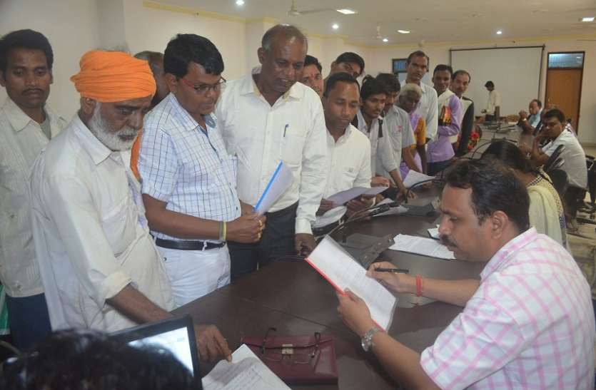 balaghat news पंचायत में काम किए 34 दिन, 22 दिन का ही मिला भुगतान