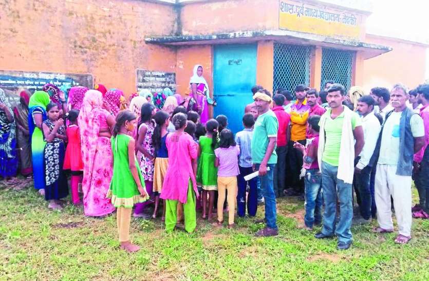 Story of school shiksha vibhag in sidhi madhya pradesh 'जब बच्चों को बकरी ही चराना है तो स्कूल किस काम का', यह कहकर ग्रामीणों ने स्कूल में जड़ा ताला