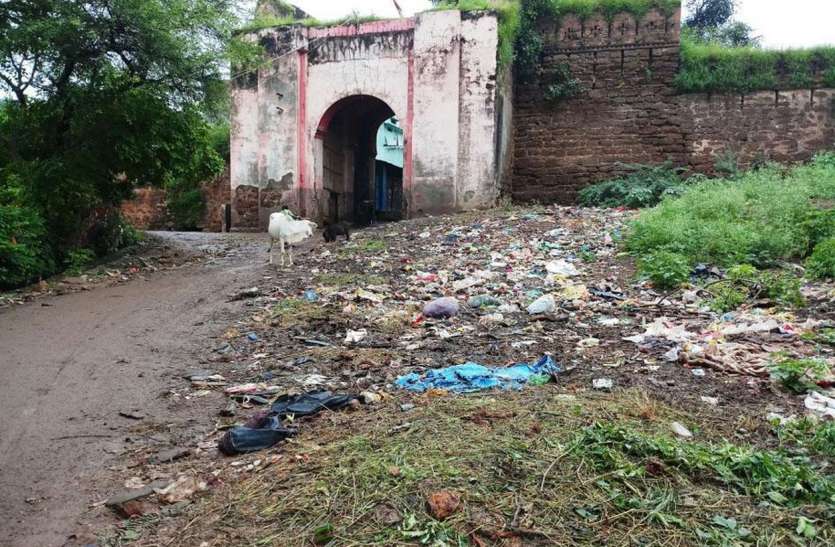 patrika डग में सफाई कर्मचारी हड़ताल पर, गंदगी का अंबार