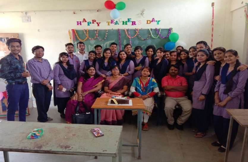 patrika news कॉलेज में छात्राओं के साथ झूम के नाचे छात्र, देखें वीडियो