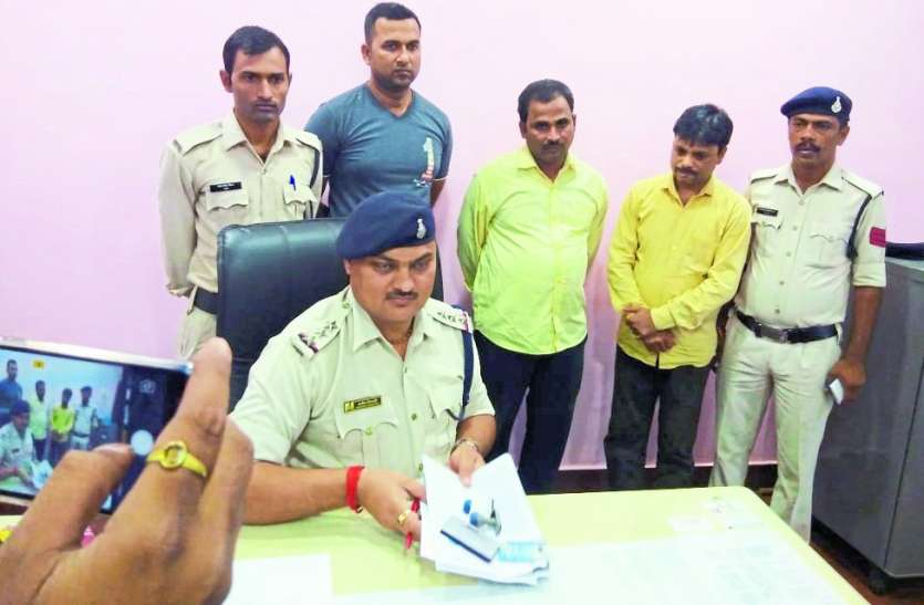 RTO agent and medical store operator arrested in singrauli police फर्जी ड्राइविंग लाइसेंस बनाने के आरोप में RTO एजेंट व मेडिकल स्टोर संचालक गिरफ्तार