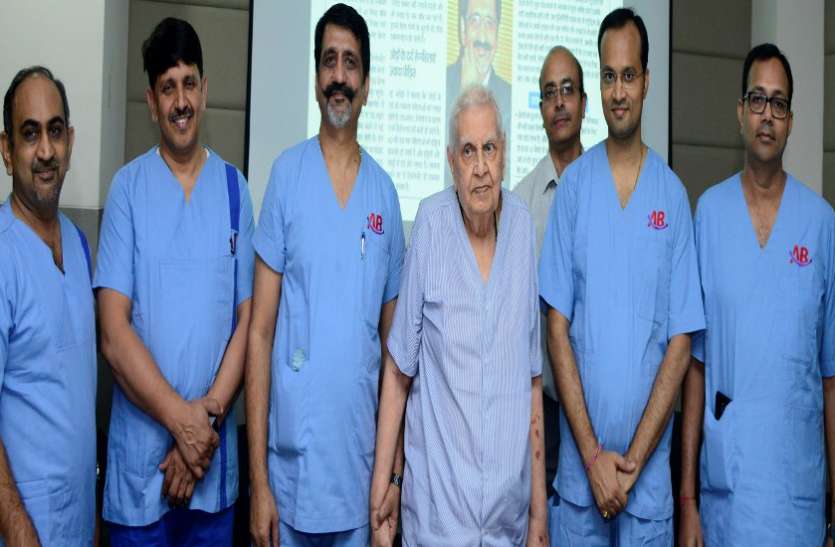 knee Replacement of 92 year old patient 92 वर्ष के मरीज का सफलतापूर्वक नी रिपलेसमेंट