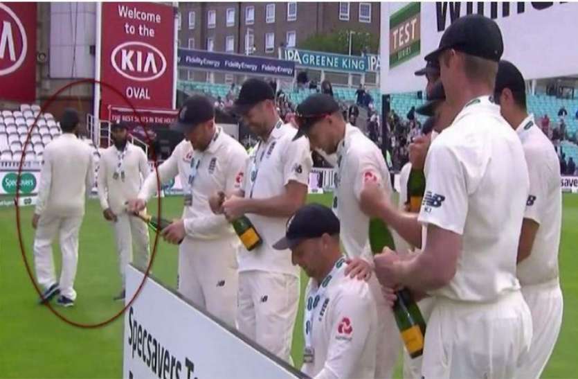 Moeen Ali and Adil Rashid walked off England's celebration with champa जीत के जश्न से दूर रहे आदिल रशीद और मोईन अली, वजह जान आप ही कहेंगे खिलाड़ी हो तो ऐसा