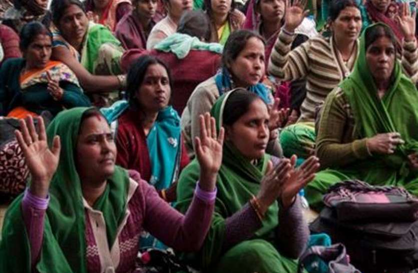 anganwadi workers Anganwadi Workers And Asha Bahu Mandeya : जानिए, पीएम मोदी ने आंगनवाड़ी कार्यकर्ताओ की Salary में कितने रुपये बढ़ाए