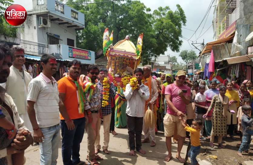 banswara बांसवाड़ा : भक्ति-भाव के साथ मनाया बाबा रामदेव का जन्मोत्सव, सजाई झांकियां, जयकारों संग निकाले जुलूस