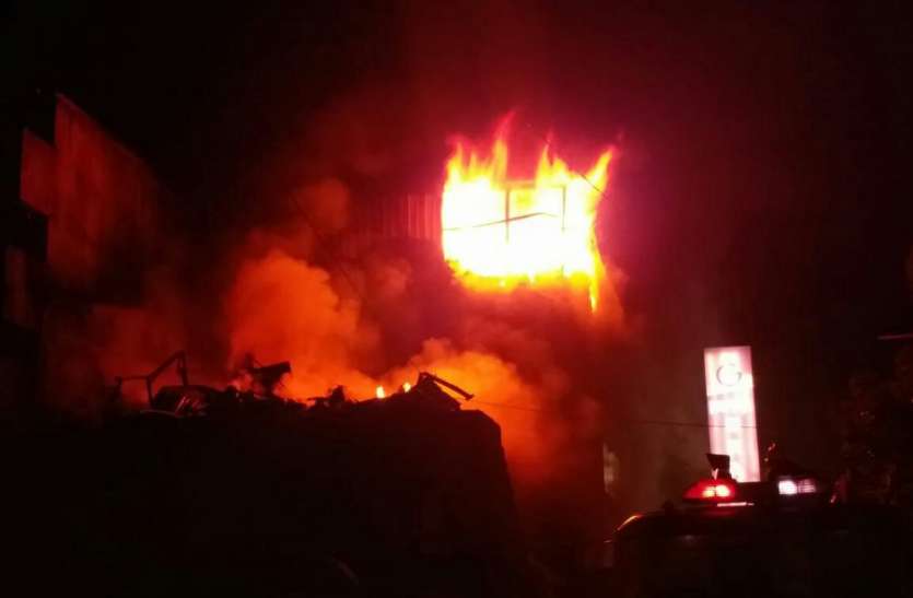 footwear warehouse fire in betul madhya pradesh जूता-चप्पल की गोदाम में भीषण आग, 200 से अधिक टैंकरों ने रातभर बुझाई आग, पचास लाख का नुकसान