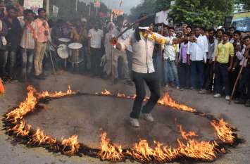 bhaktimay maahaul ke beech nikaalee baaba raamadev kee shobhaayaatra bhaktimay maahaul ke beech nikaalee baaba raamadev kee shobhaayaatra