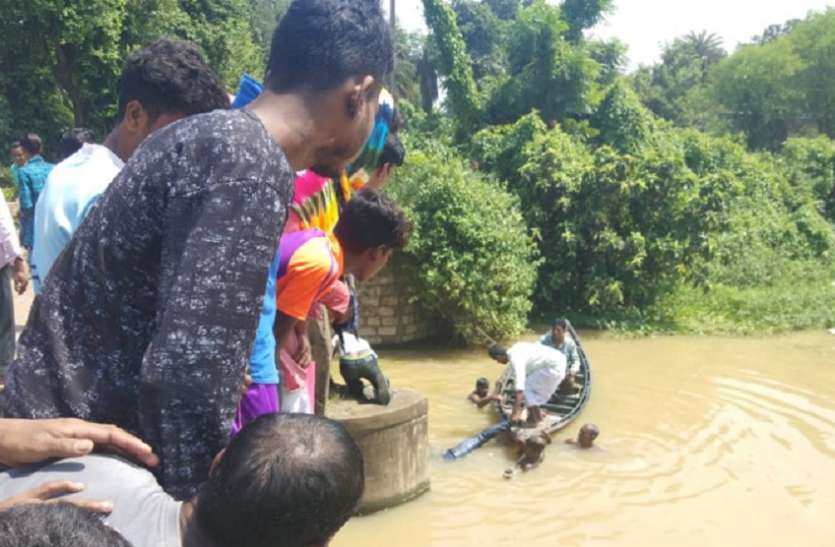 kolkata West bengal बर्दवान में जर्जर सेतु का रेलिंग टूटा, 2जने की मौत